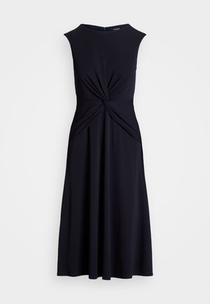 Tumedat sinine ilma varrukateta kleit ümmarguse kaeluse ja väänatud disainiga taljes, valmistatud sileda ja elastse kanga segu.