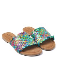 Geweven instapsandalen met een multicolor patroon van iriserende banden op een bruin suède voetbed met een platte zool.