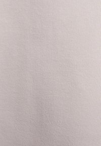 Lichtgrijze stof met een gladde, iets gestructureerde oppervlakte. Het materiaal is rekbaar met een fijne, gelijkmatige breipatroon.