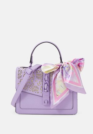 Sac à main lavande avec poignée supérieure, motif floral découpé au laser, bandoulière détachable et foulard en soie à motif rose pastel et violet noué sur le côté.