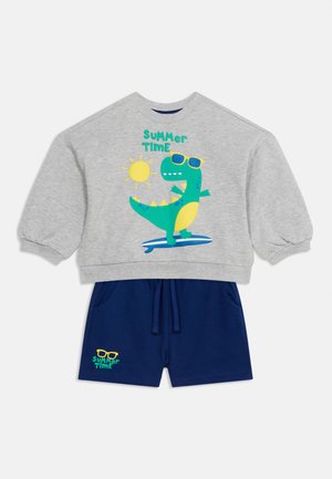 Γκρι παιδικό φούτερ με έναν πράσινο δεινόσαυρο που φοράει γυαλιά ηλίου και το κείμενο «Summer Time», συνδυασμένο με σκούρο μπλε σορτς με κορδόνι.