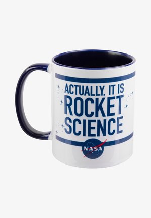 Tazza in ceramica bianca con interno e manico blu scuro. Presenta la scritta "In realtà, è SCIENZA DEL MISSILE" e il logo NASA.