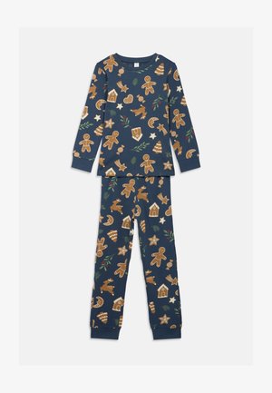 Pajama set s dugim rukavima s tamnoplavom pozadinom koja prikazuje medenjake, festive božićne jelke i ukrase u smešnim smešnim obrascima smešnih smešnih smešnih smešnih smešnih smešnih smešnih smešnih smešnih smešnih smešnih smešnih smešnih smešnih smešnih smešnih smešnih smešnih smešnih smešnih smešnih smešnih smešnih smešnih smešnih smešnih smešnih smešnih smešnih smešnih smešnih smešnih smešnih smešnih smešnih smešnih smešnih smešnih smešnih smešnih smešnih smešnih smešnih smešnih smešnih smešnih smešnih smešnih smešnih smešnih smešnih smešnih smešnih smešnih smešnih smešnih smešnih smešnih smešnih smešnih smešnih smešnih smešnih smešnih smešnih smešnih smešnih smešnih smešnih smešnih smešnih smešnih smešnih smešnih smešnih smešnih smešnih smešnih smešnih smešnih smešnih smešnih smešnih smešnih smešnih smešnih smešnih smešnih smešnih smešnih smešnih smešnih smešnih smešnih smešnih smešnih smešnih smešnih smešnih smešnih smešnih smešnih smešnih smešnih smešnih smešnih smešnih smešnih smešnih smešnih smešnih smešnih smešnih smešnih smešnih smešnih smešnih smešnih smešnih smešnih smešnih smešnih smešnih smešnih smešnih smešnih smešnih smešnih smešnih smešnih smešnih smešnih smešnih smešnih smešnih smešnih smešnih smešnih smešnih smešnih smešnih smešnih smešnih smešnih smešnih smešnih smešnih smešnih smešnih smešnih smešnih smešnih smešnih smešnih smešnih smešnih smešnih smešnih smešnih smešnih smešnih smešnih smešnih smešnih smešnih smešnih smešnih smešnih smešnih smešnih smešnih smešnih smešnih smešnih smešnih smešnih smešnih smešnih smešnjih igračaka.