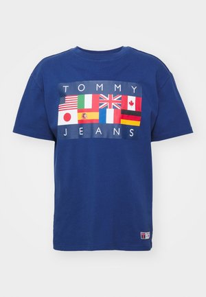 T-shirt en coton bleu marine à manches courtes et col rond. L'avant présente un graphisme de neuf drapeaux de pays avec le texte "TOMMY JEANS" en dessous.