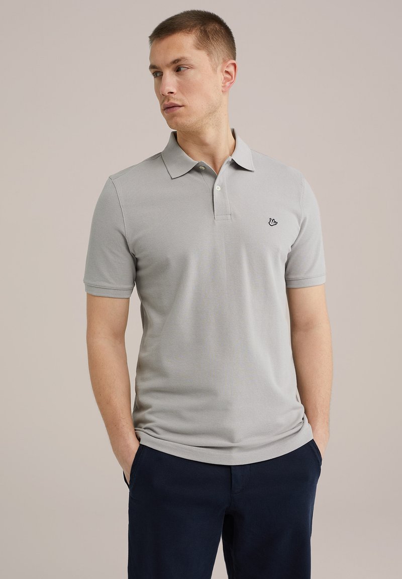 Polo de culoare gri deschis, fabricat din bumbac, cu guler și mâneci scurte, având un mic logo negru pe pieptul stâng.