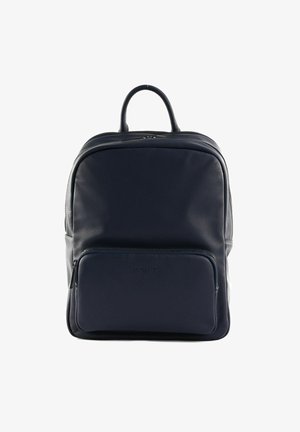Granatowy skórzany plecak o gładkiej fakturze, z przednią kieszenią na zamek, podwójnymi szelkami oraz uchwytem u góry do łatwego przenoszenia.