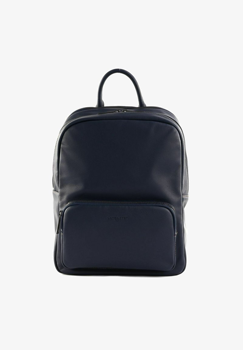 Sac à dos en cuir marine avec une texture lisse, doté d'une poche zippée à l'avant, de bretelles doubles et d'une poignée supérieure pour un transport facile.