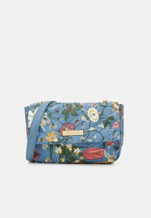 Sac à bandoulière matelassé bleu avec imprimé floral et abeilles multicolores, plaque logo en métal doré "Anna Field" sur le rabat avant.