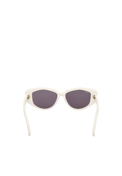 Occhiali da sole cat-eye bianchi con lenti grigie scure, caratterizzati da una montatura in plastica liscia e dettagli in metallo dorato alle cerniere.