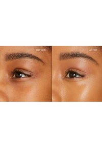 Images avant et après d'un gros plan sur un œil, montrant une texture de peau plus lisse et une définition de sourcil accentuée, avec des tons de peau naturels.