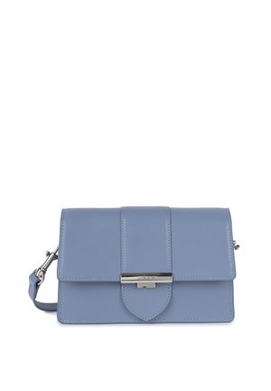 Sac à main en cuir bleu clair avec un design à rabat, matériel en argent et un fermoir à l'avant. Comprend une bandoulière détachable et une texture lisse.