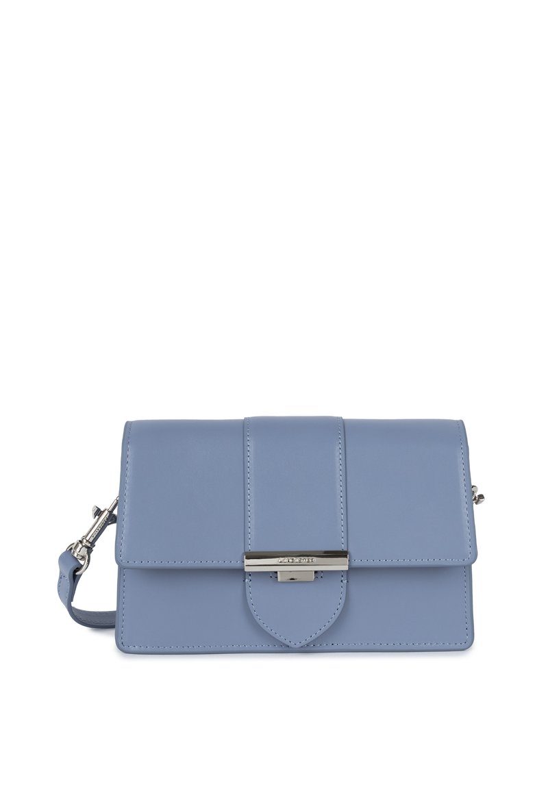 Borsa a mano in pelle azzurro chiaro con design a pattina, accessori in metallo argentato e chiusura frontale. Presenta una tracolla staccabile e una superficie liscia.