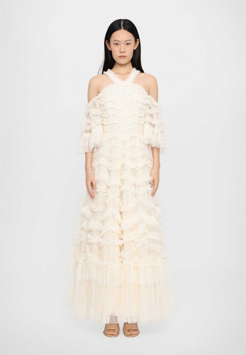 Lange, off-shoulder jurk van licht crèmetule met gelaagde volants en een textuurdesign, met doorschijnende, opgeblazen mouwen.