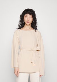 IN THE STYLE JAC JOSSA OFF SHOULDER TIE WAIST LONG SLEEVE - Camisola de manga comprida - stone