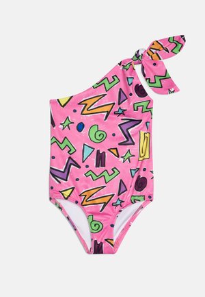 Maillot de bain rose à une épaule avec des motifs abstraits colorés, comprenant des zigzags, des étoiles et des formes. Il présente un détail nœud papillon à l'épaule.