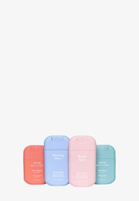Cuatro frascos de spray coloridos: naranja, azul, rosa y verde azulado. Cada uno tiene una forma rectangular redondeada con tapa abatible y etiquetas de texto blanco.