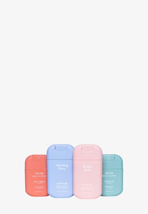 Vier kleurrijke spuitflessen: oranje, blauw, roze en teal. Elke fles heeft een afgeronde rechthoekige vorm met een flip-top en witte tekstlabels.