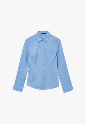 Camicia azzurro chiaro a maniche lunghe con colletto tradizionale, chiusura frontale con bottoni e due tasche sul petto. Tessuto di cotone morbido, vestibilità sartoriale.