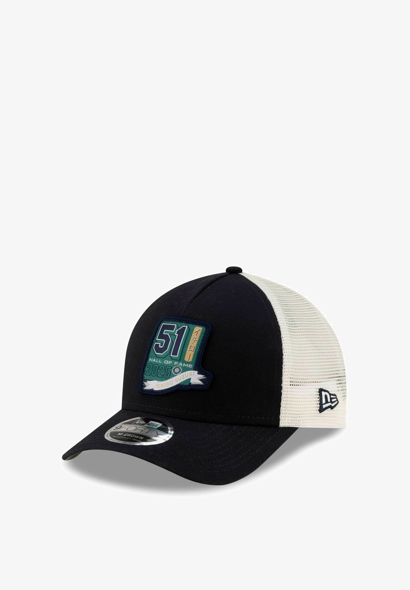 Schwarze und cremefarbene Kappe mit strukturiertem Design, vorne mit einem Patch "51 HALL OF FAME 2025 ICHIRO SUZUKI" und einem gebogenen Schirm.