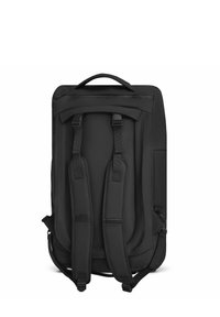 Mochila rectangular negra con correas de hombro ajustables acolchadas y asa de transporte en la parte superior, mostrada desde atrás sobre un fondo blanco.
