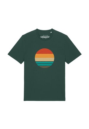 T-shirt vert foncé à manches courtes avec un graphisme rond de coucher de soleil composé de bandes horizontales orange, beige, bleu sarcelle et marron à l'avant.