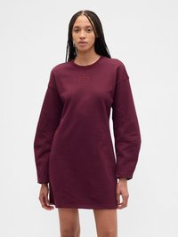 Burgundská mikinová šaty s dlhými rukávmi, okr�úhlym výstrihom a embosovaným logom GAP na hrudi. Obsahuje mäkkú látku a voľný strih.