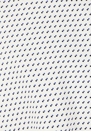 Tissu à motifs en blanc avec de petites formes géométriques bleues et noires, créant un design en grille uniforme sur l'ensemble du matériau.