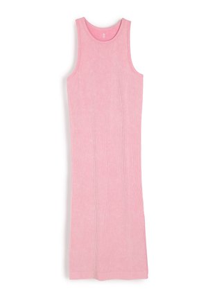 Różowa, żebrowana sukienka na ramiączkach z okrągłym dekoltem, bez rękawów i dopasowanym krojem. Gładka tekstura, długość do kolan.