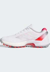 Witte sportieve schoen met rode en grijze accenten. Beschikt over een textuur mesh bovenwerk, lightstrike demping en een rubberen zool met noppen.