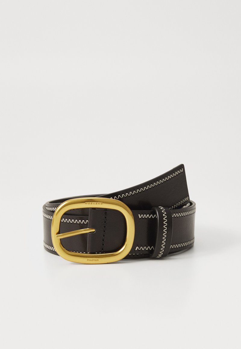 Cintura in pelle nera con cuciture bianche a contrasto e una grande fibbia ovale dorata. Texture liscia con un design elegante, senza loghi visibili.