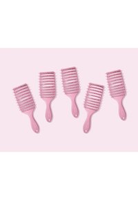 Cinq peignes roses avec des dents larges et des manches lisses disposés sur un fond rose clair. Le design présente une forme arrondie et une prise texturée.