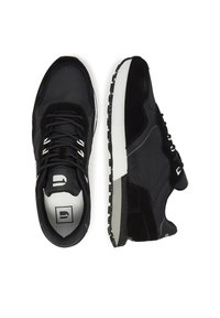 Melni sporta apavi ar zamšādas un sintētiskā pārsegu, baltām akcentēm, ar šņorēm un ar reljefu gumijas zoli.