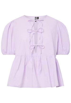 Lillā kokvilnas blūze ar pūkainām piedurknēm, ar V-veida kakla izgriezumu un priekšu saistītiem kakla saitēm, kā arī savāktam peplum apakšmalai. Gluda tekstūra bez rakstiem.