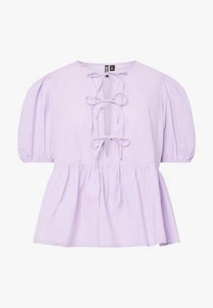 Lillā kokvilnas blūze ar pūkainām piedurknēm, ar V-veida kakla izgriezumu un priekšu saistītiem kakla saitēm, kā arī savāktam peplum apakšmalai. Gluda tekstūra bez rakstiem.