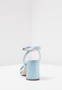 mint&berry Sandaalit nilkkaremmillä - metallic blue