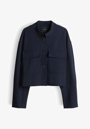 Marineblaue, kurz geschnittene Jacke mit Stehkragen, langen Ärmeln, vier vorderen Knöpfen und zwei großen Brusttaschen mit Klappen.