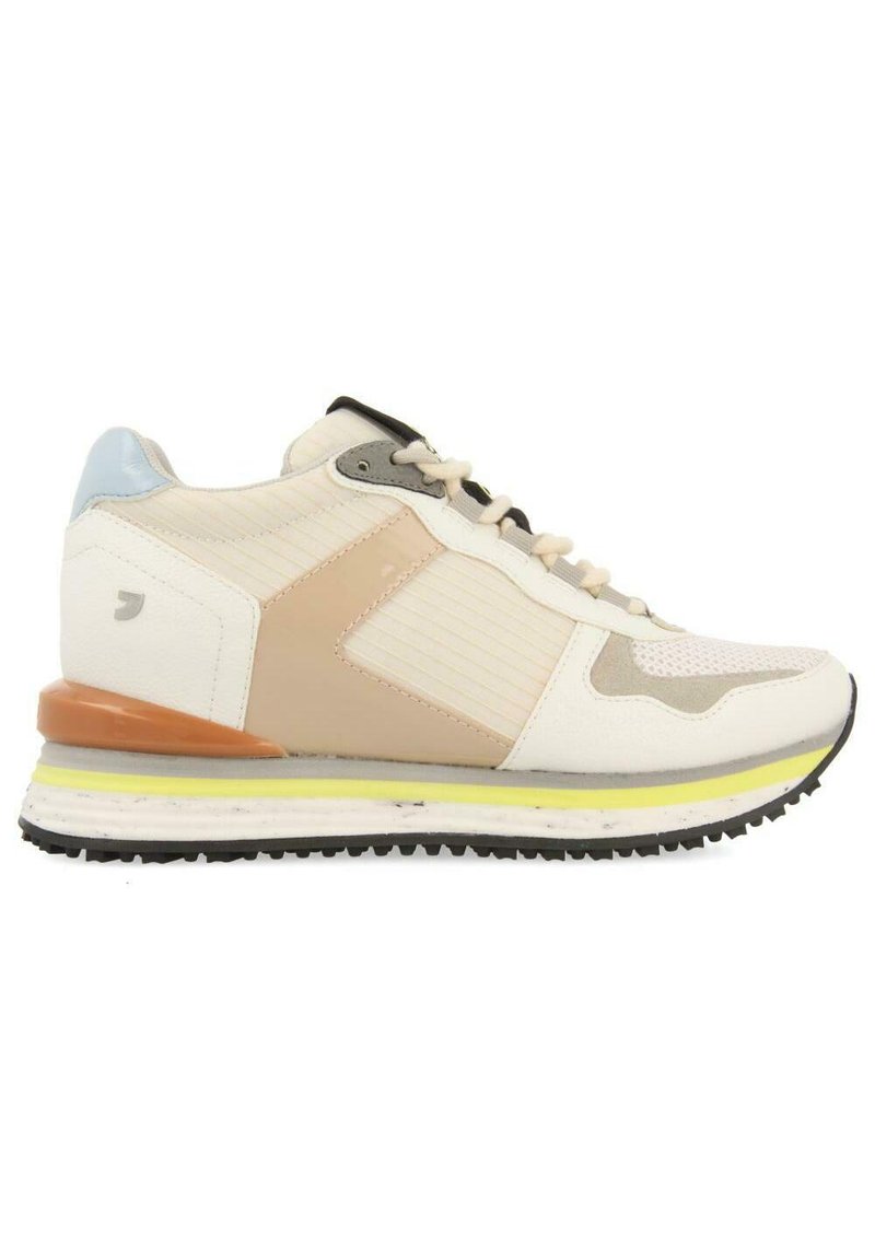 Zapatillas con un diseño en blanco, beige y azul claro. Presentan una tela texturizada, paneles de malla y una suela en contraste amarilla y negra.