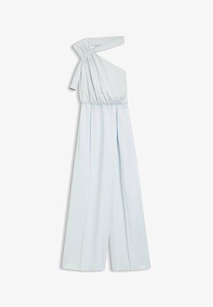 Tuta senza maniche azzurro chiaro con una bretella su una spalla, vita raccolta e pantaloni a gamba larga su sfondo bianco.