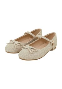 Glitzernde goldene Ballerinas mit einer runden Spitze, einem dünnen Riemen über dem Fußrücken und einer kleinen Schleife an der Vorderseite. Flache, strukturierte Sohle für Stabilität.