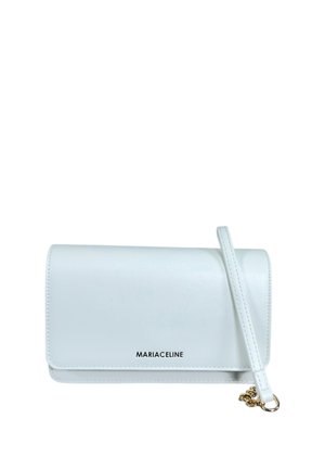 Pochette in pelle bianca con cinturino da polso e dettaglio a catena dorata, con il nome del marchio "MARIACELINE" sul davanti.