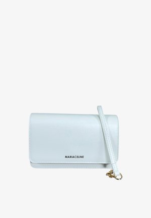 Pochette in pelle bianca con cinturino da polso e dettaglio a catena dorata, con il nome del marchio "MARIACELINE" sul davanti.