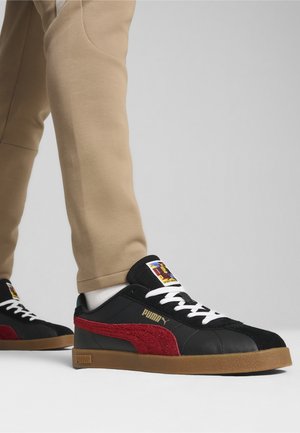 Puma CLUB II YEAR OF SPORTS - Zapatillas - black-intense red-gum