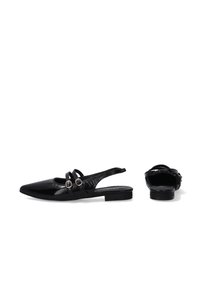 Czarne baleriny typu slingback z wydłużonym noskiem, gładką skórzaną teksturą, dwoma paskami z ozdobnymi klamrami oraz niskim obcasem.