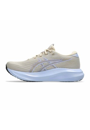 Chaussure de course beige clair avec empeigne en mesh, bandes violet clair sur les côtés, semelle blanche amortissante et semelle extérieure noire crantée, vue de profil.