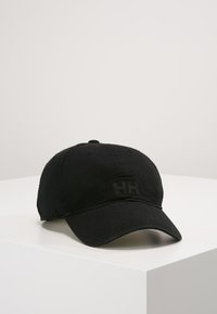 Gorra de béisbol de algodón negro con visera curva, que presenta un logotipo bordado "HH" en la parte frontal, textura mate y correa ajustable.