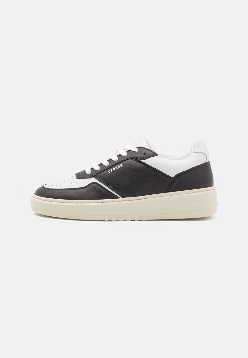 Sneaker con tomaia in pelle nera, dettagli in pelle bianca, punta perforata e suola in gomma beige. Design con lacci per una vestibilità sicura.