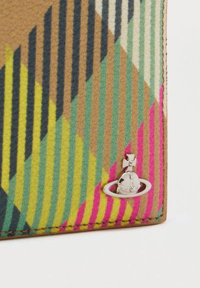 Χρωματιστό ύφασμα με μοτίβο διαγώνιων ρίγων σε κίτρινο, πράσινο, ροζ και καφέ, με ένα μικρό ασημένιο έμβλημα σε σχήμα σφαίρας και δακτυλίου στην γωνία.