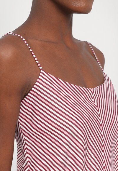 Σατέν καμισόλ με λεπτές ριγέ τιράντες. Περιλαμβάνει μοτίβο ζιγκ-ζαγκ σε μπορντό και λευκό, με χαλαρή εφαρμογή και ελαφριά γυαλάδα.