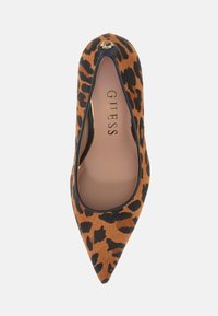 Décolleté con stampa leopardata e punta affilata, in una combinazione di colori arancione e nero, realizzato in tessuto di pelliccia testurizzata e rifinito con dettagli neri. Presenta un accento con logo dorato.