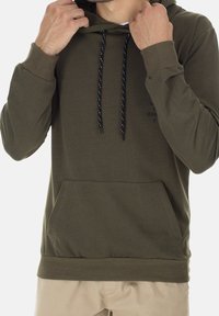 Olijfgroene pullover hoodie met een voorzak, trekkoorden en geribbelde manchetten. Zacht, gestructureerd stof met een subtiele logo-detail.
